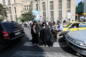 فاطمه هاشمی پس از حدود سه ساعت حضور در دادسرای عمومی و انقلاب تهران از خیابان ۱۵ خرداد عبور می کند.